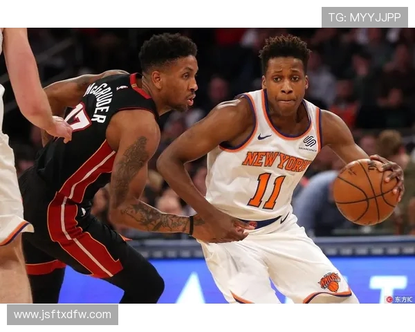 热火与尼克斯激战正酣 双方争夺季后赛关键胜利展开激烈对决